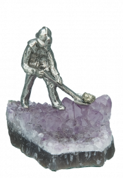 Erzsucher Wismut mit Schaufel auf Amethyst