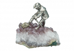 Erzsucher Wismut mit Bohrhammer auf Amethyst